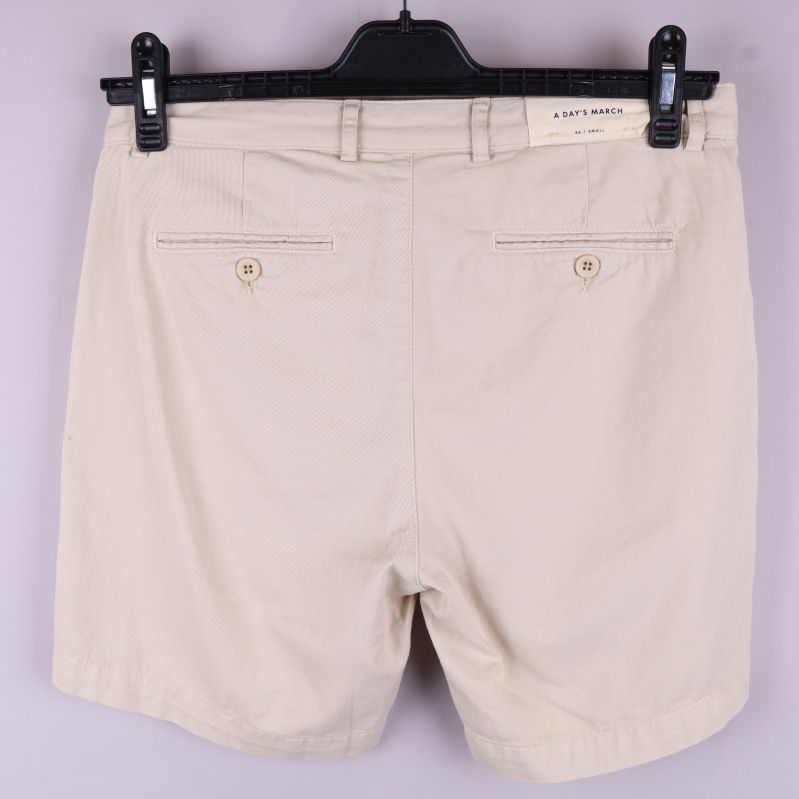 Baksida av beige chinoshorts