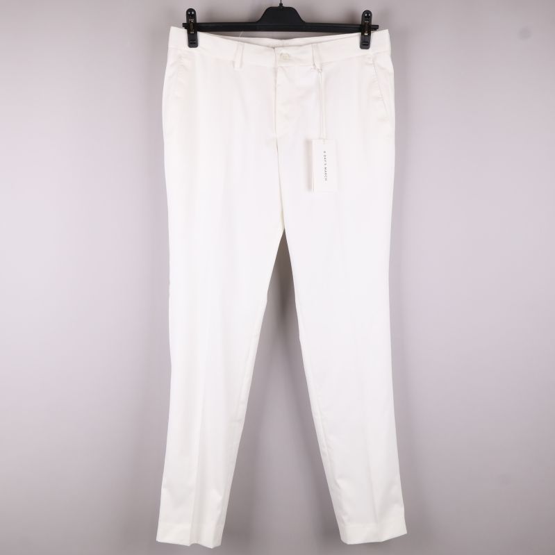 Framsida av vita kostymbyxor