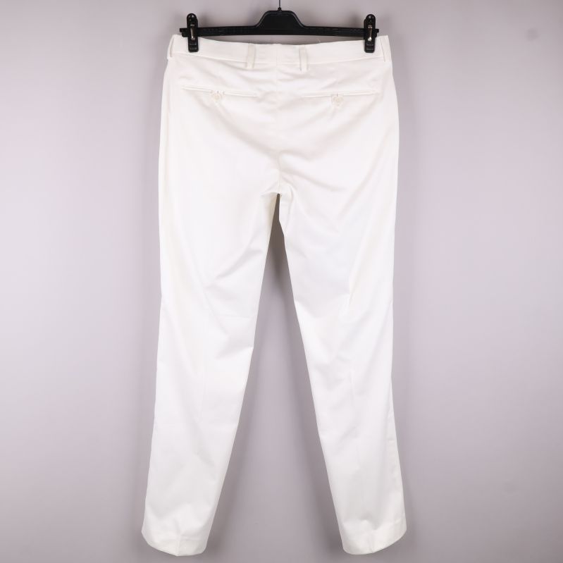 Baksida av vita kostymbyxor