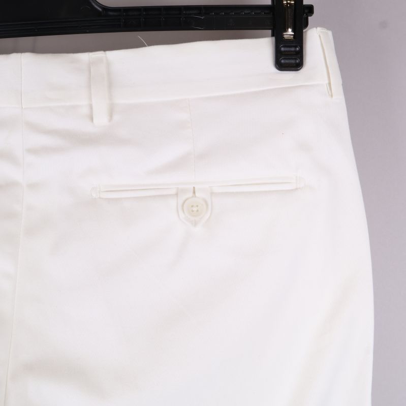 Närbild på byxans bakficka med knapp