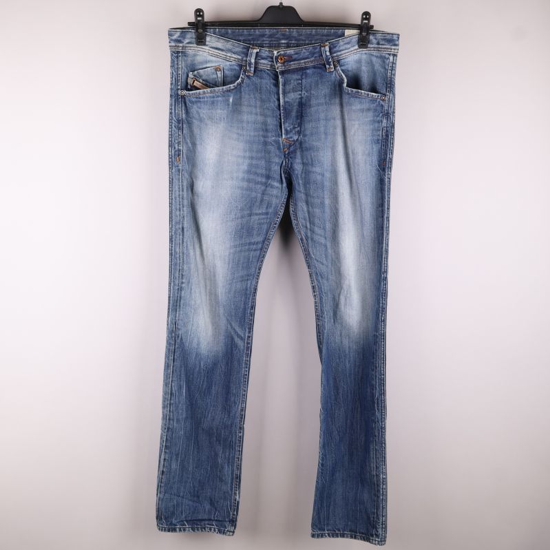 Framsida av blå jeans