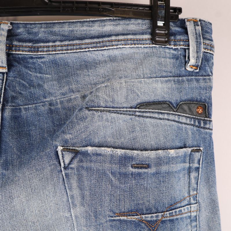 Bakfickor på blå jeans