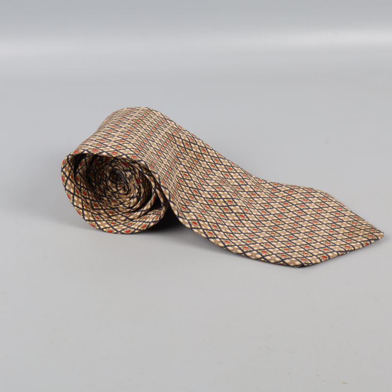 Rullad silkeslips med mönster