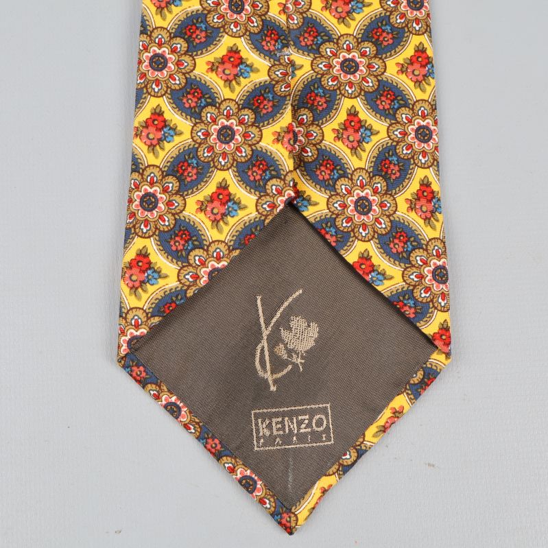 Kenzo logo på insidan av slipsen