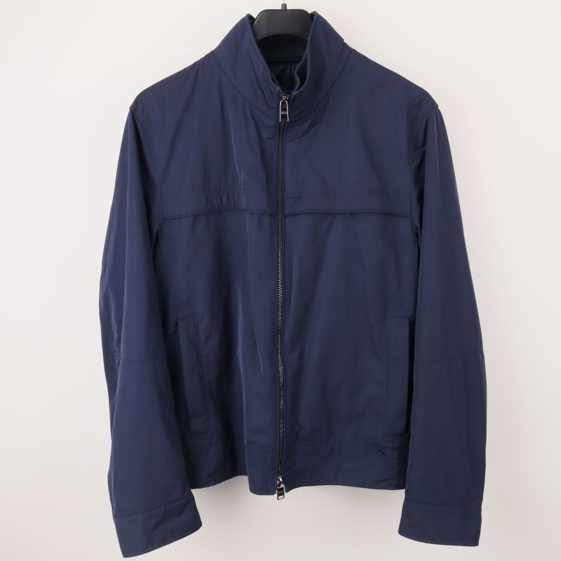 Marinblå jacka framifrån