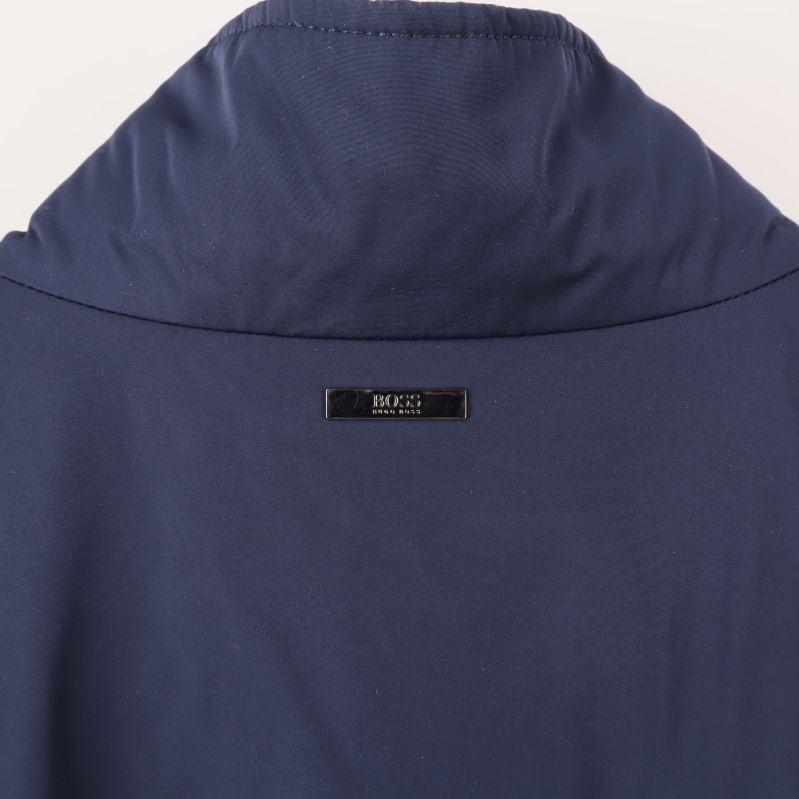 Hugo Boss logotyp på baksidan nära kragen