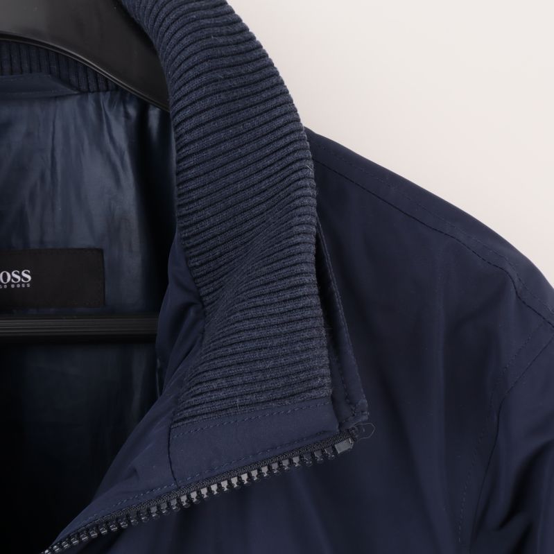 Insida av krage med ribbade detaljer