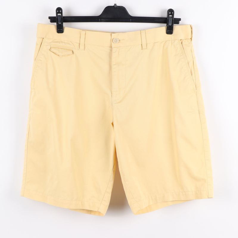 Framsida av gula chino shorts