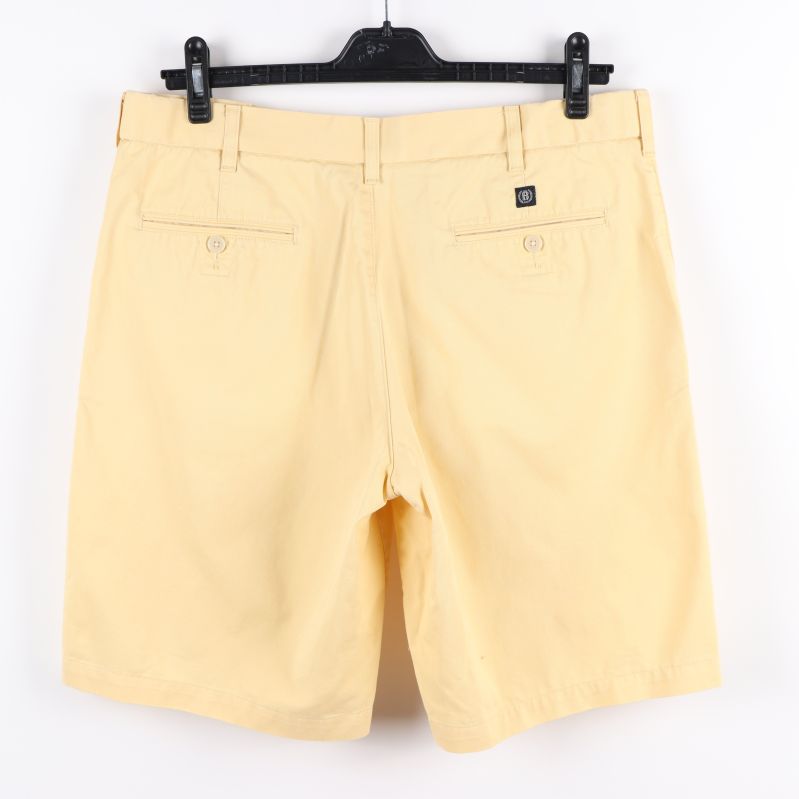 Baksida av gula chino shorts