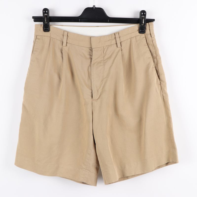 Beige shorts framifrån 
