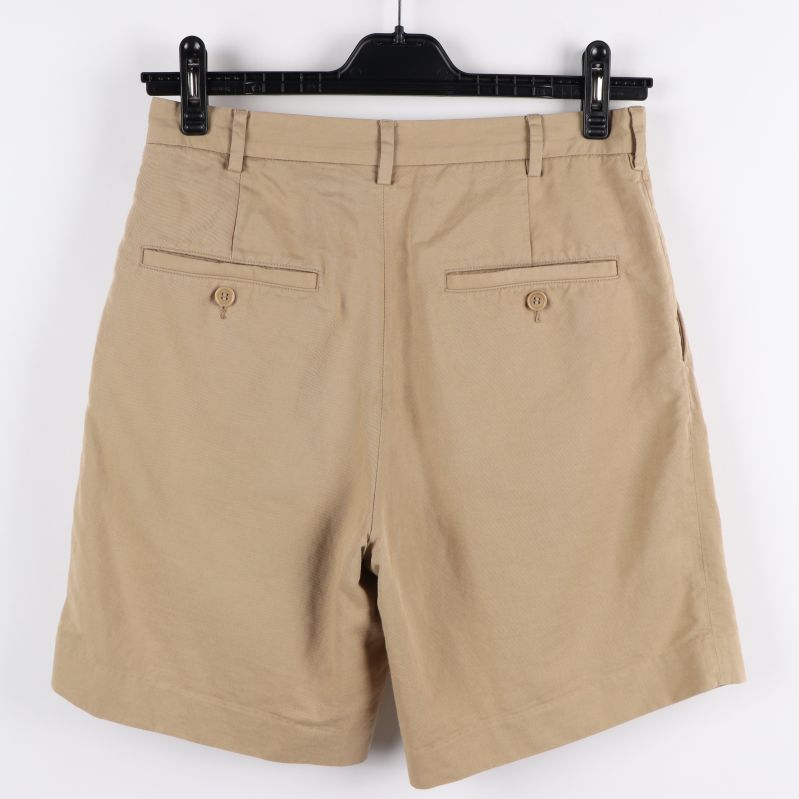 Beige shorts bakifrån 