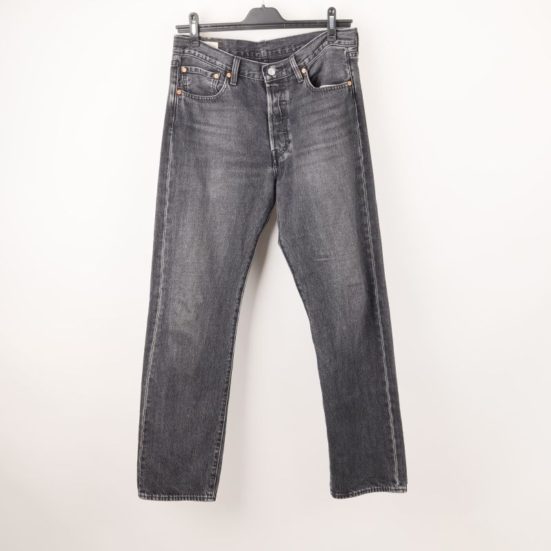 Framsida av mörkgrå jeans på galge