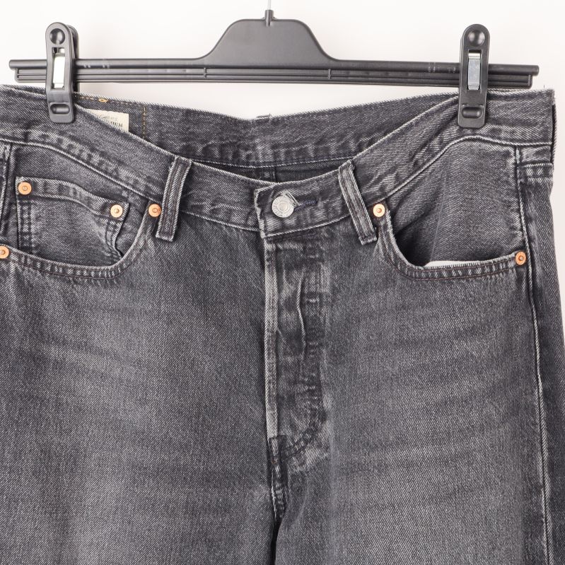 Närbild av jeans fram med knappgylf