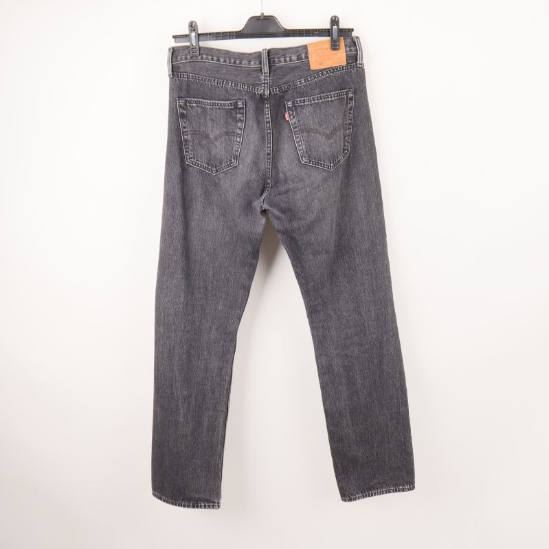 Baksida av mörkgrå jeans med fickor