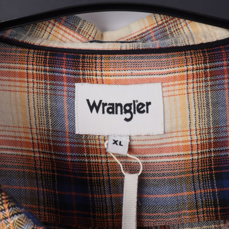 Närbild på etikett med Wrangler-logga