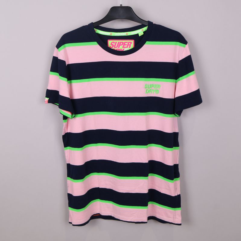 Framsidan av randig t-shirt i blått, rosa och grönt
