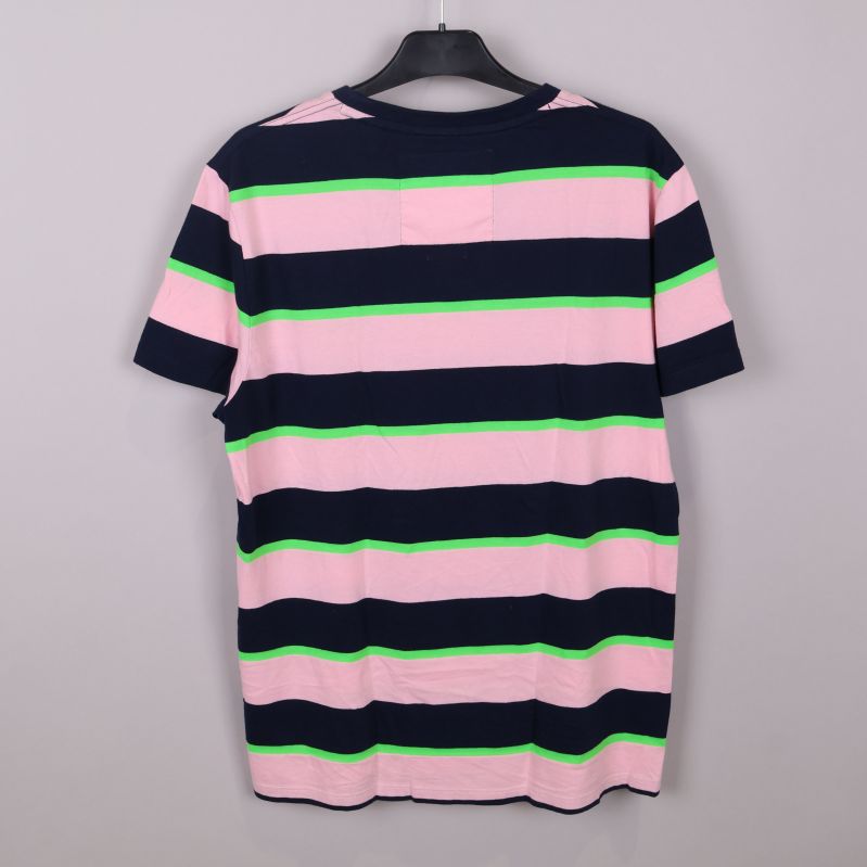 Baksidan av randig t-shirt visar mönster
