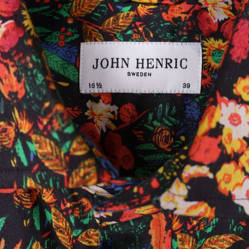 John Henric märkessymbol på skjorta