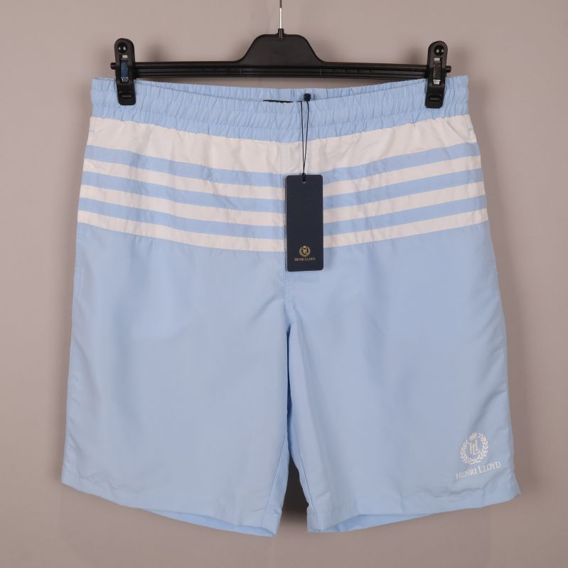 Ljusblå badshorts med ränder framifrån
