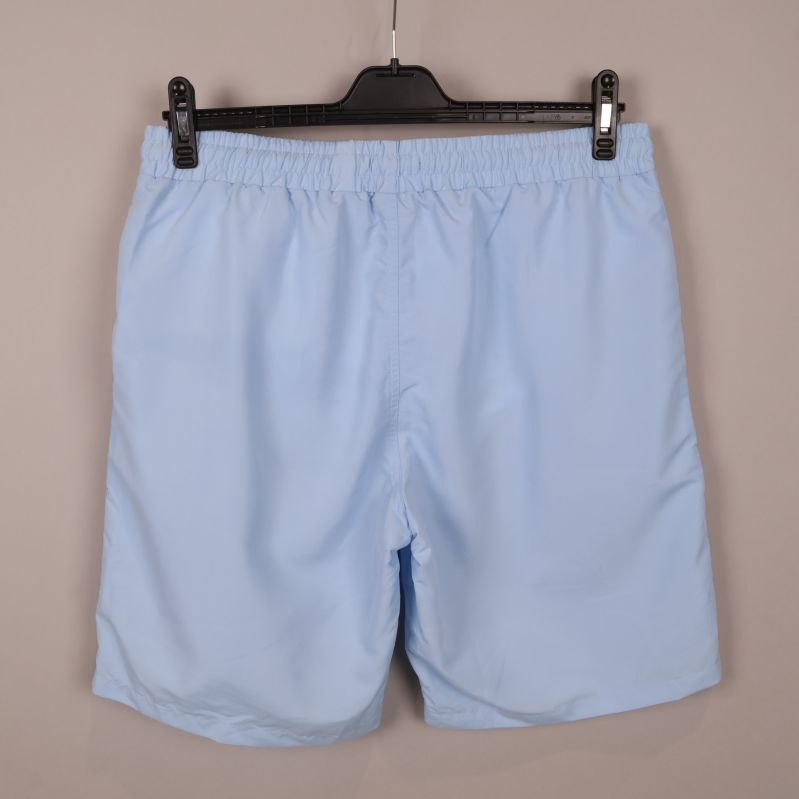 Baksida av ljusblå badshorts