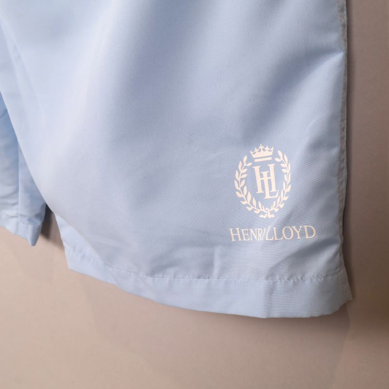 Närbild på Henri Lloyds logo på shortsen