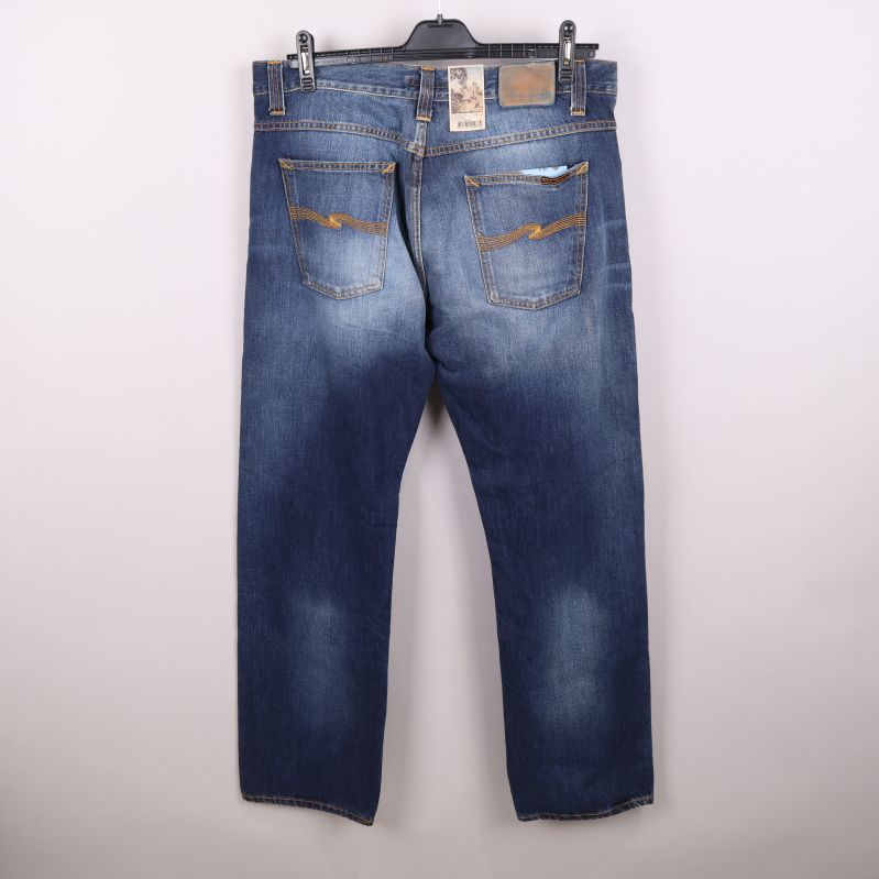 Baksida av jeans med bakfickor