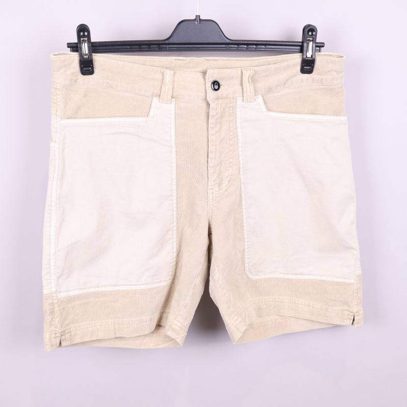 Cordshorts fram med fickdetaljer