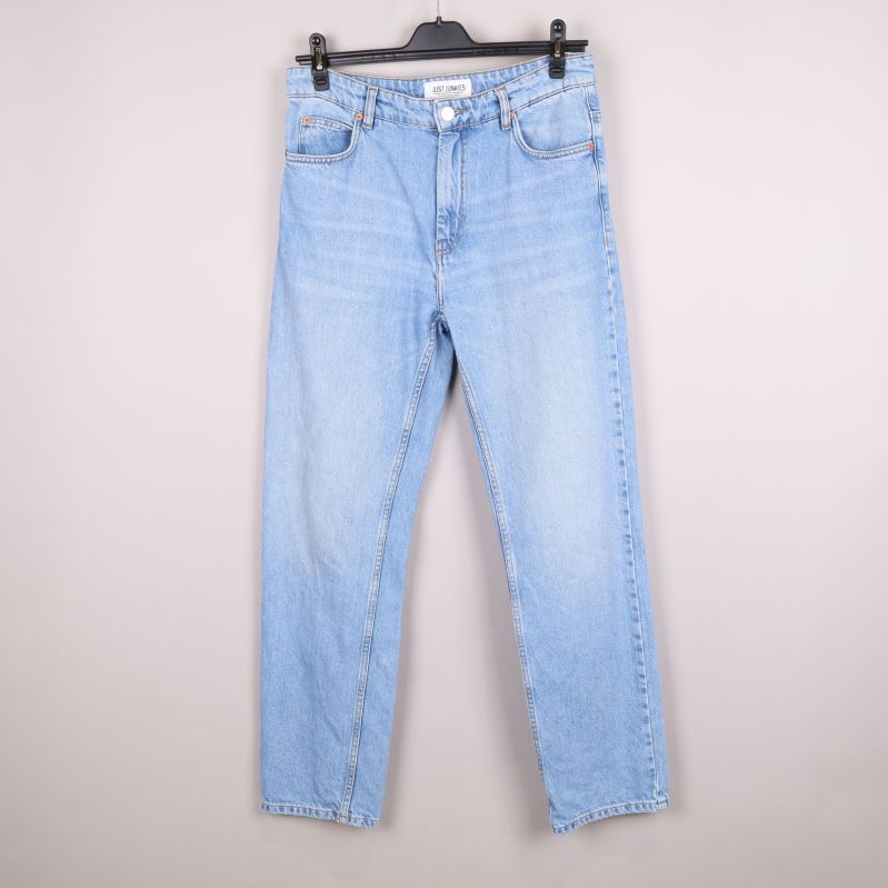 Ljusblå jeans framifrån med fickor