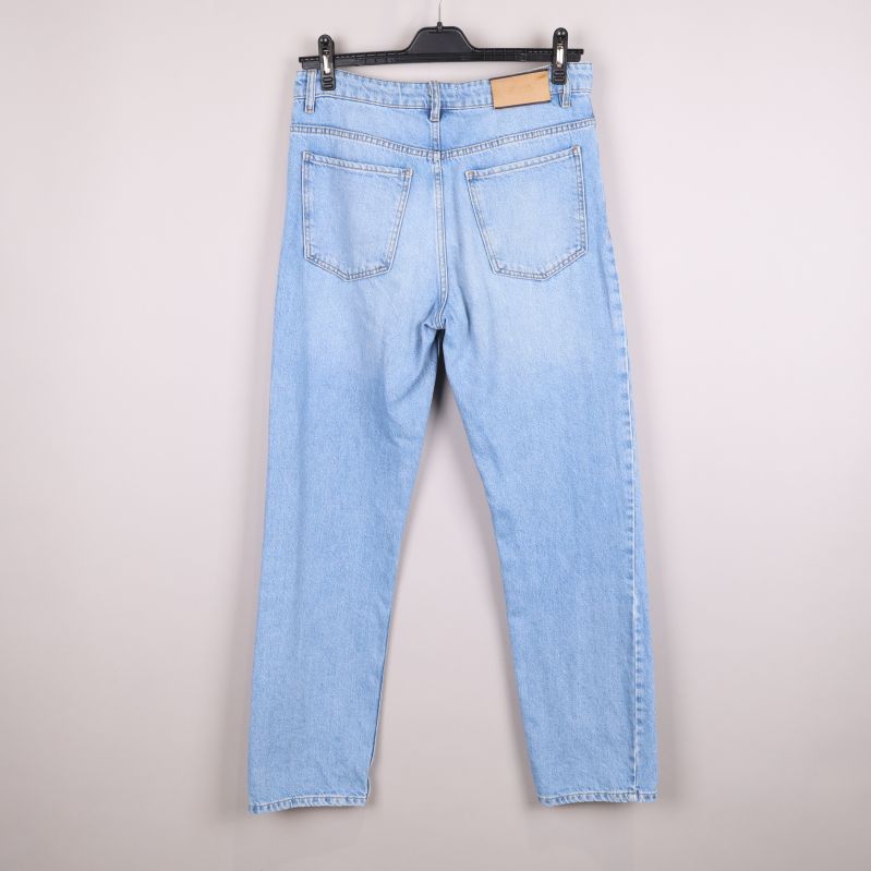 Ljusblå jeans bakifrån med bakfickor