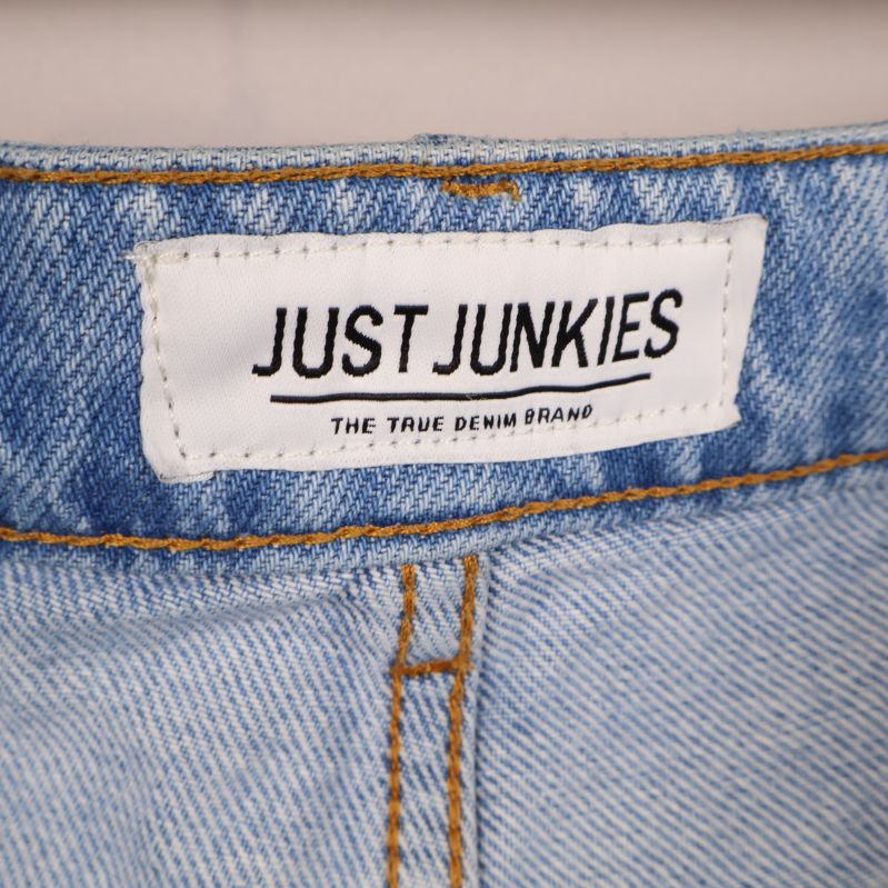Just Junkies logga på jeansens linning