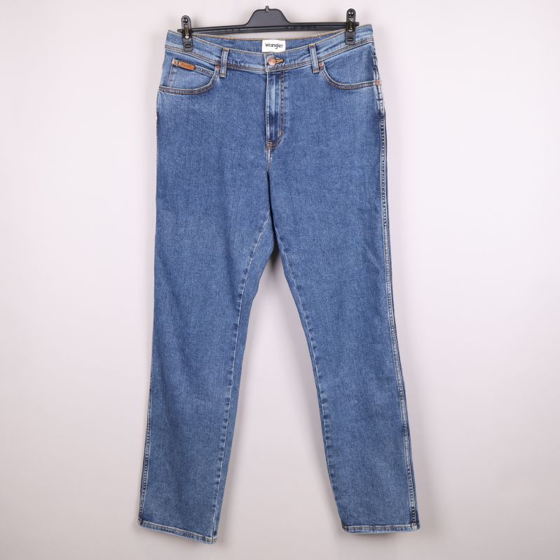 Framsida av blå jeans på galge