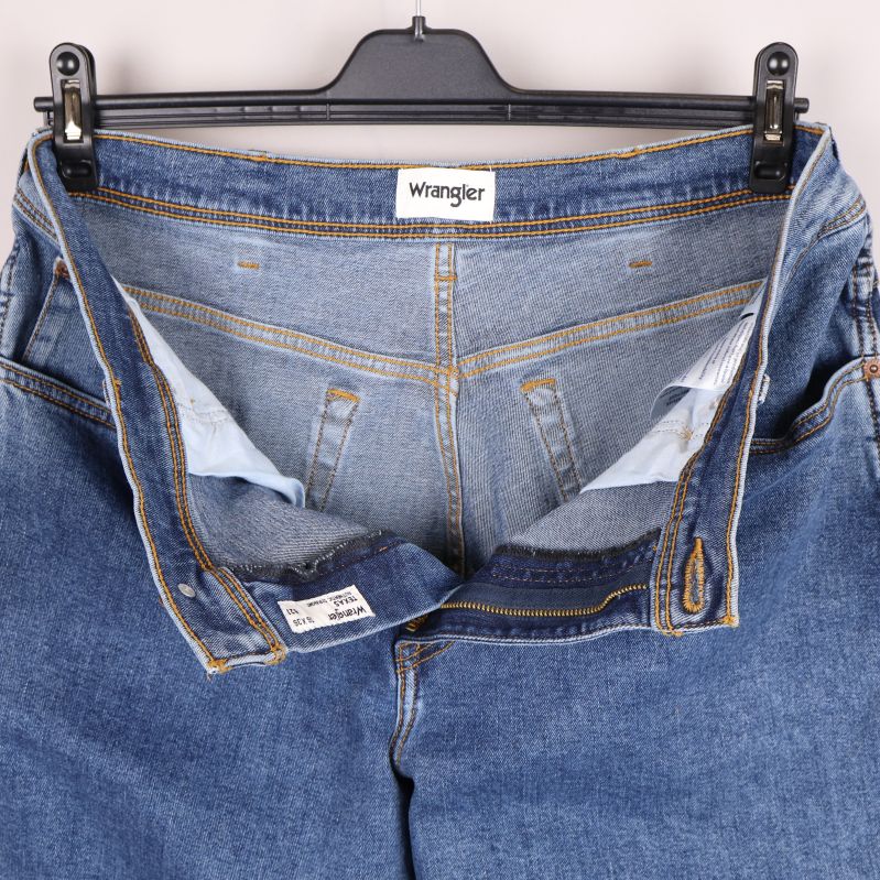 Insidan av jeans med etikett