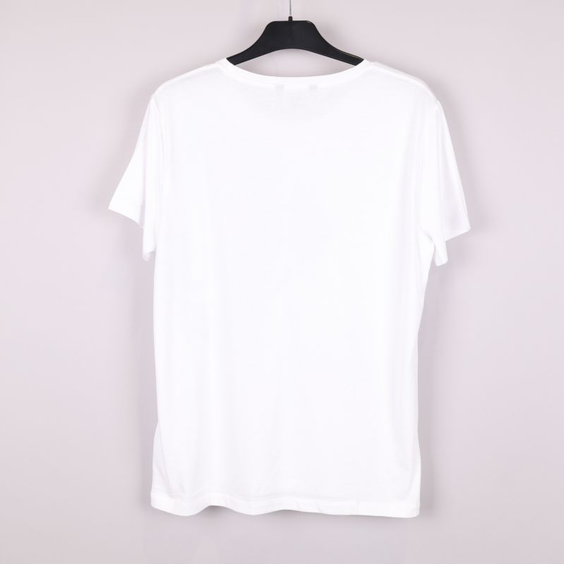 Baksida av vit t-shirt utan mönster