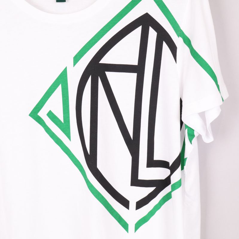 Närbild på grafiskt mönster på vit t-shirt