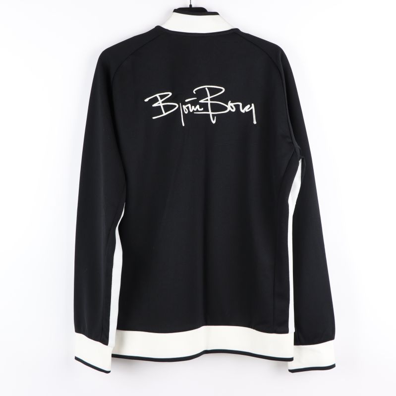 Baksida av jacka med broderad logo