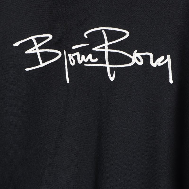Detaljerad närbild av broderad logo