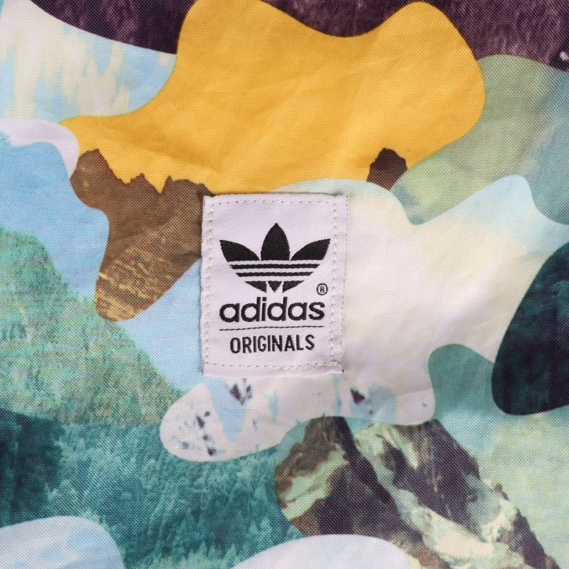 Närbild på gympapåsens adidas-märke