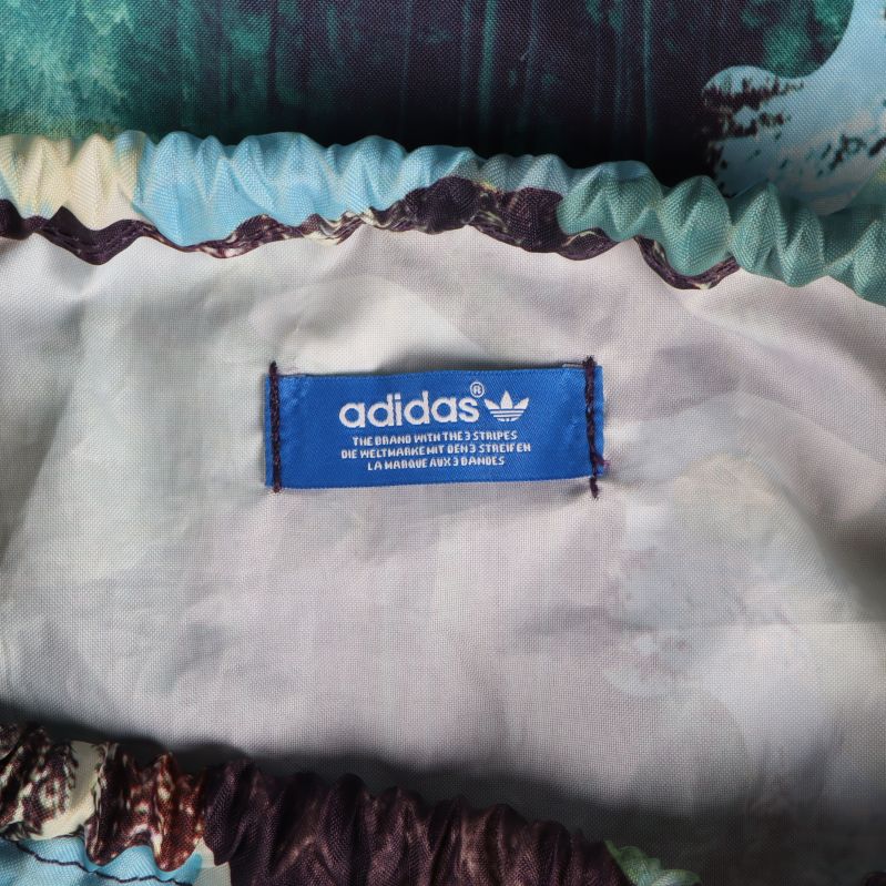 Insida av gympapåse med adidas-tagg