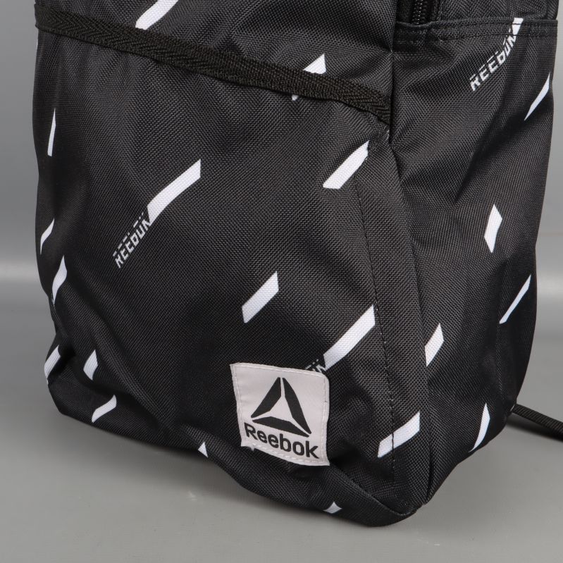 Närbild av Reebok-logga på ryggsäck