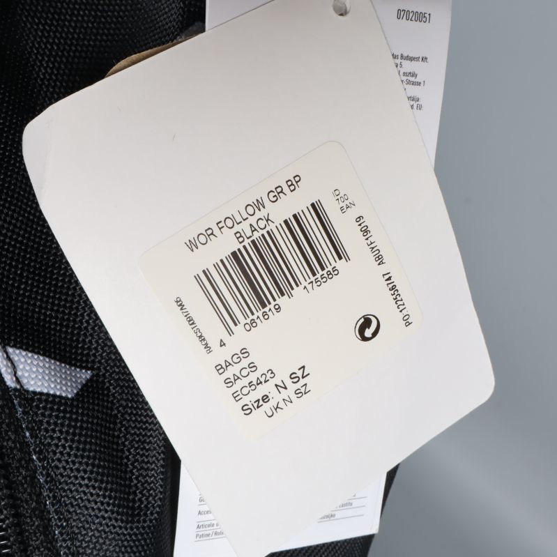 Etikett med produktinformation på ryggsäcken