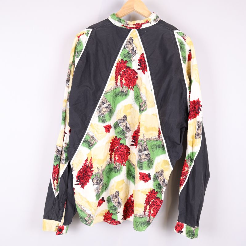 Baksidan av jackan med blommönster 