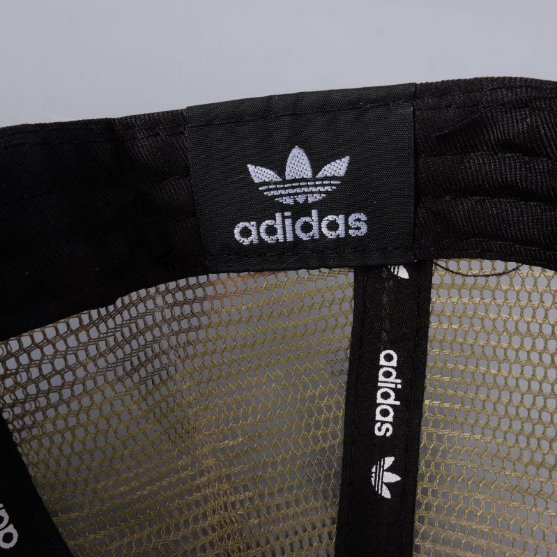 Adidas märke på insidan av keps