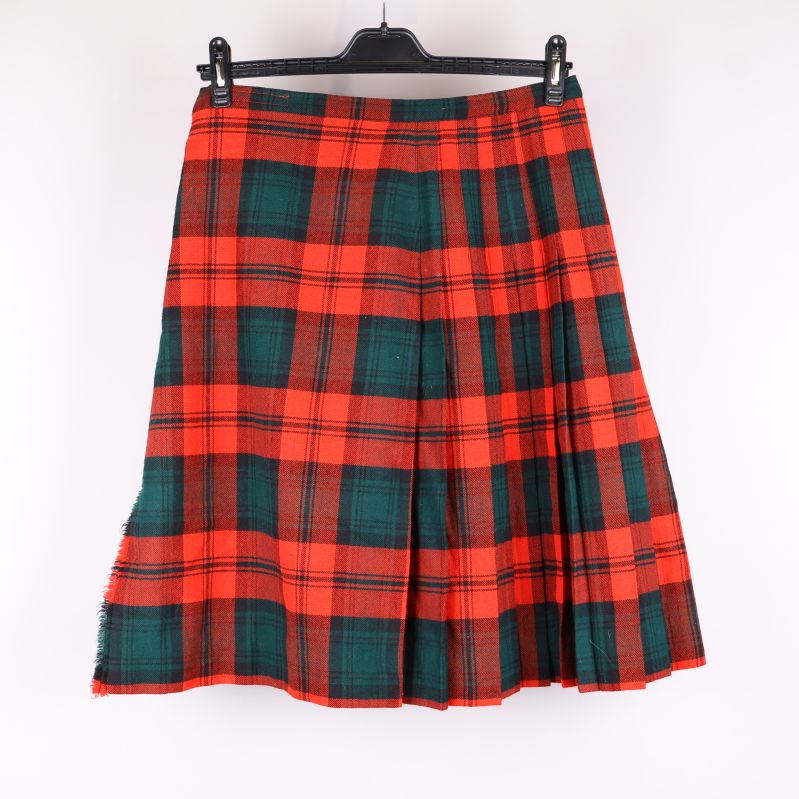 Röd och grön rutig kilt bakifrån