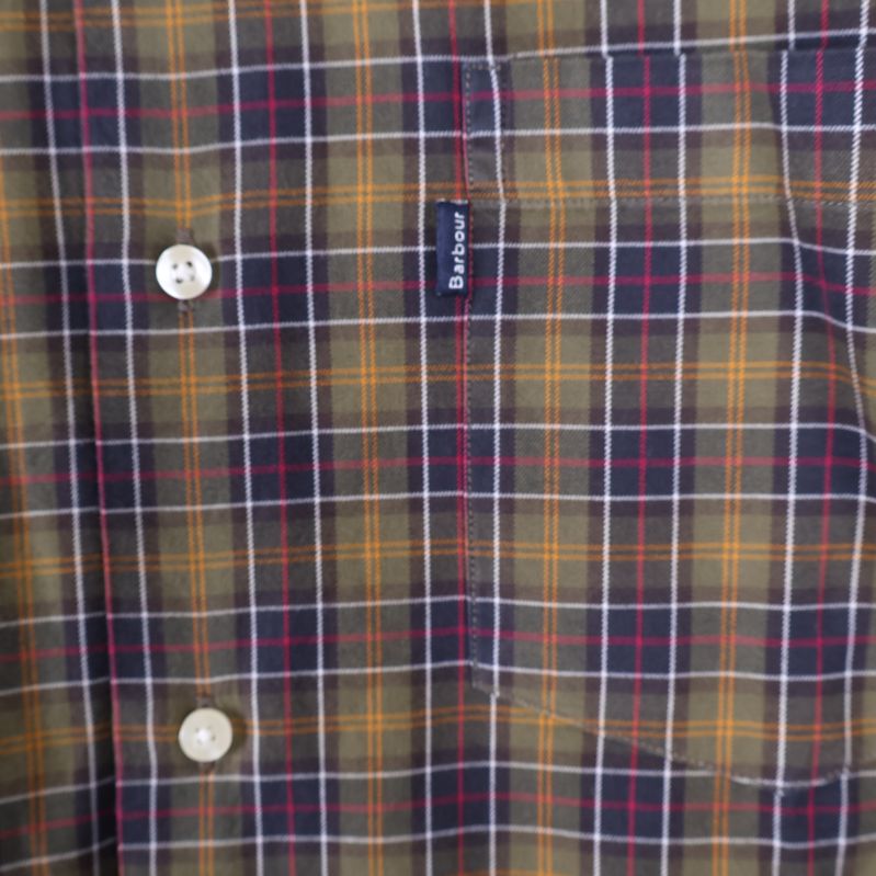 Närbild på skjortan och Barbour etikett