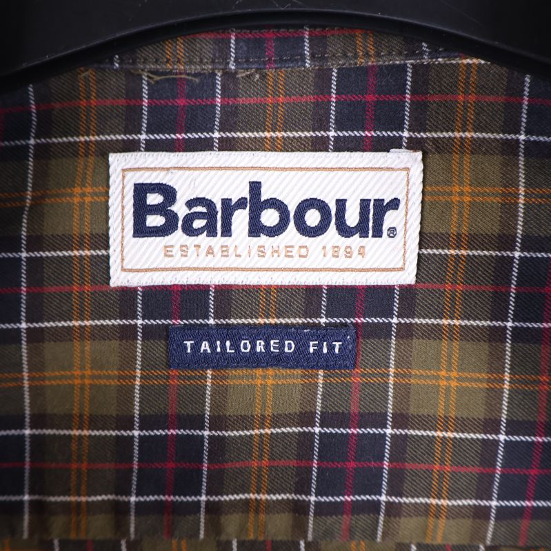 Barbour märkeslabel inuti skjortan