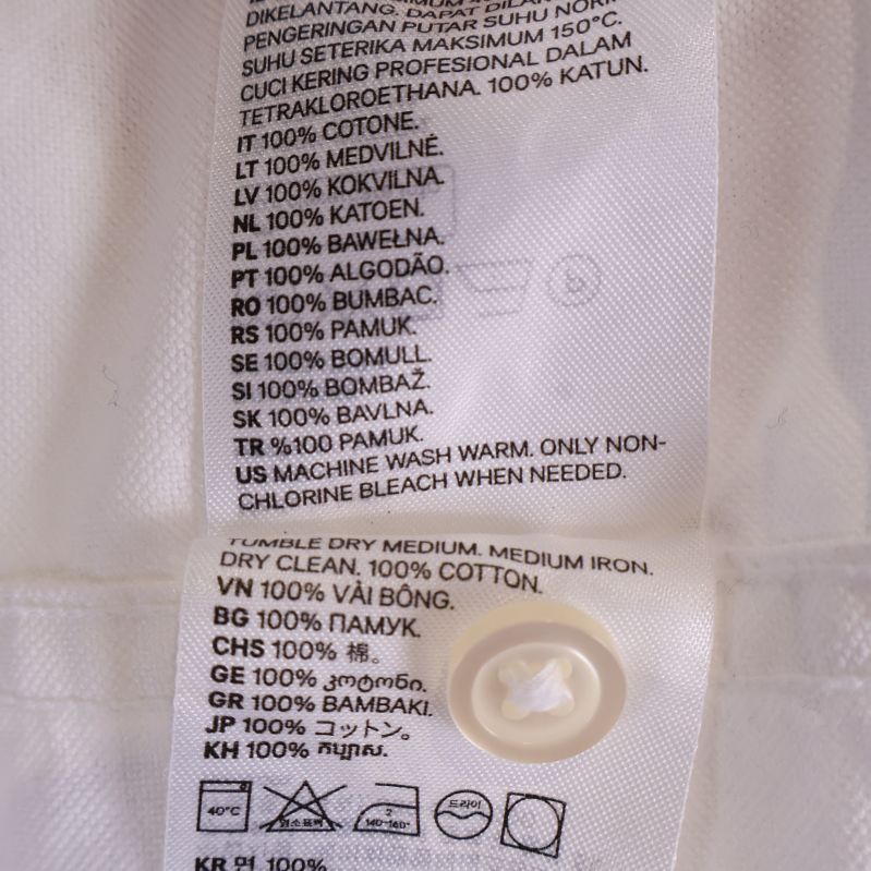 Materialetikett på vit skjorta