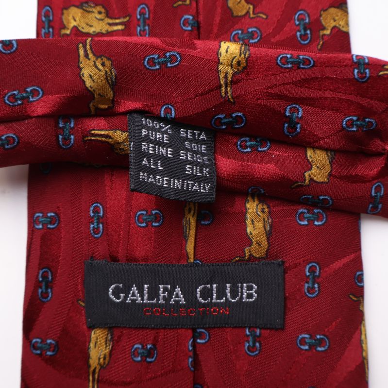 Röd slips med mönster och textiletiketter