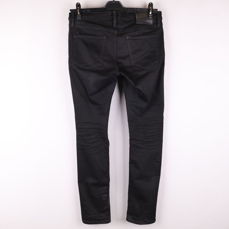 Baksidan av svarta jeans 