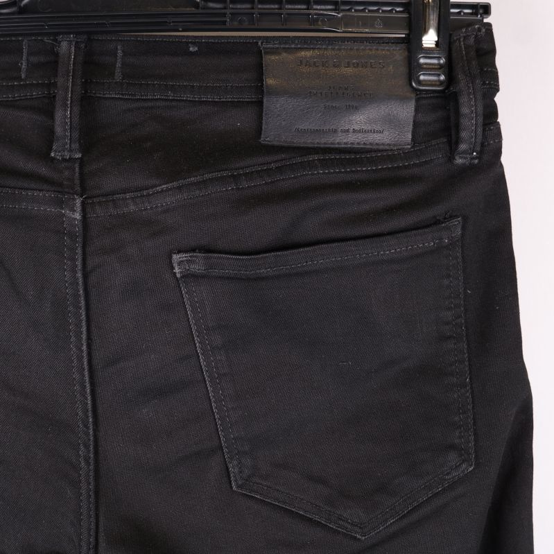 Bakficka och etikett på jeans