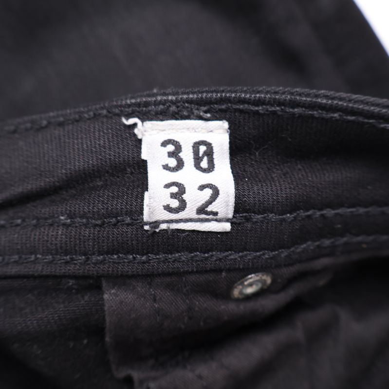Etikett med jeansstorlek W30 L32